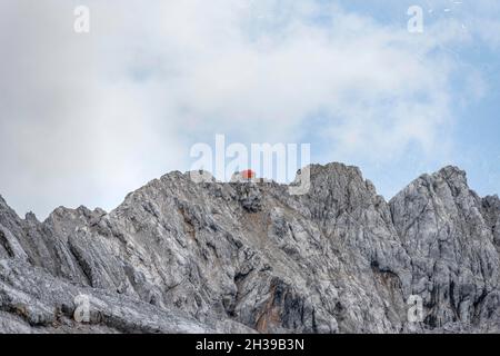 Bivouac Schuesselkar sulla catena Mieminger, montagne di Wetterstein, Garmisch-Partenkirchen, Baviera, Germania Foto Stock