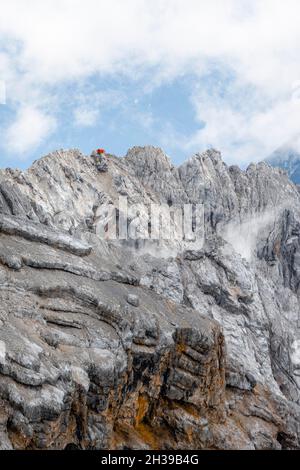 Rifugio bivacco su cresta rocciosa, bivacco Schuesselkar sul Mieminger Kette, Monti Wetterstein, Garmisch-Partenkirchen, Baviera, Germania Foto Stock