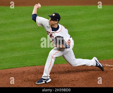 Houston, Stati Uniti. 26 ottobre 2021. Il lanciatore di sollievo di Houston Astros Phil Maton lancia il 6° inning della partita uno contro gli Atlanta Braves nella MLB World Series al Minute Maid Park di Houston, Texas, martedì 26 ottobre 2021. Foto di Maria Lysaker/UPI Credit: UPI/Alamy Live News Foto Stock