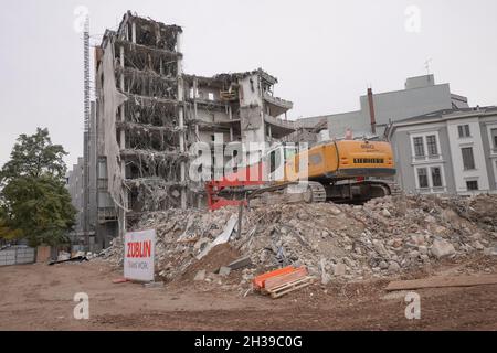 Berlino, Germania. 22 ottobre 2021. Vista dell'ex sede della banca immobiliare Berlin Hyp AG. La decostruzione dell'edificio avviene in modo sostenibile. Anche il nuovo edificio deve essere costruito in modo sostenibile. (A dpa 'opportunità e difficoltà nella costruzione clima-neutrale') Credit: Jörg Carstensen/dpa/Alamy Live News Foto Stock