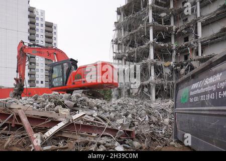 Berlino, Germania. 22 ottobre 2021. Vista dell'ex sede della banca immobiliare Berlin Hyp AG. La decostruzione dell'edificio avviene in modo sostenibile. Anche il nuovo edificio deve essere costruito in modo sostenibile. (A dpa 'opportunità e difficoltà nella costruzione clima-neutrale') Credit: Jörg Carstensen/dpa/Alamy Live News Foto Stock