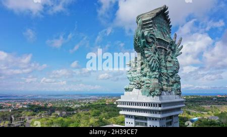 Tratto posteriore e sinistro della statua di Garuda Wisnu Kencana Foto Stock