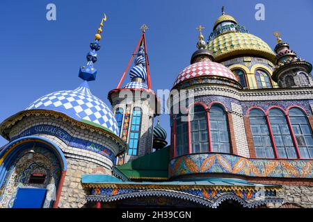 Un frammento del Tempio di tutte le religioni in Kazan, Russia, con iscrizioni in Tatar, arabo e russo: 'La ricchezza del tempio, la ricchezza di Foto Stock