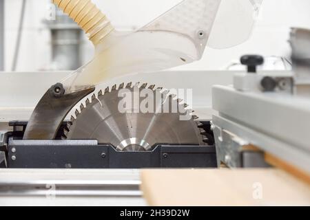 Sega circolare usata per tagliare il legno a misura in un'officina di carpenteria Foto Stock