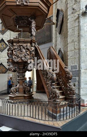 Púlpito de madera. Iglesia de Sint-Niklaas. Gante. Bélgica. Foto Stock