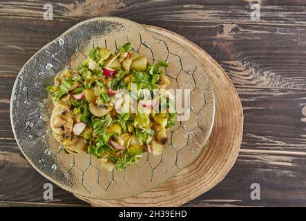 Insalata verde di hasa, rucola e rockat con funghi, avocado e pere. Cucina gourmet francese Foto Stock