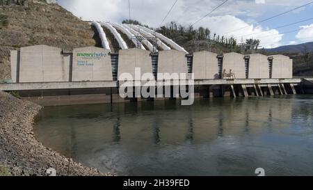 TALBINGO, AUSTRALIA - JAN, 12, 2021: Colpo della centrale elettrica alla diga di talbingo Foto Stock