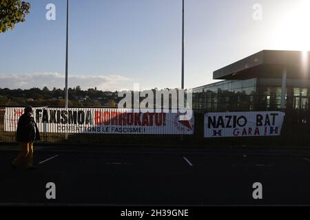 Gli oppositori protestano a margine dell'incontro di Eric Zemmour per promuovere il suo ultimo libro la France n'a dit son dernier mot (la Francia non ha detto la sua ultima parola) a Biarritz, 27 ottobre 2021.sul posto erano presenti più associazioni e gruppi politici, Come il partito di sinistra pro-indipendenza EH Bai, IL LABORATORIO sindacale, o il Basco, un'associazione basca che difende i diritti del popolo LGBT. Sui cartelli, formule come 'alde hemendik' (uscire, in basco), o 'domare su di voi' erano visibili tra arcobaleno o bandiere antifasciste. Foto di Thibaud Moritz/ ABACAPRESS.COM Foto Stock