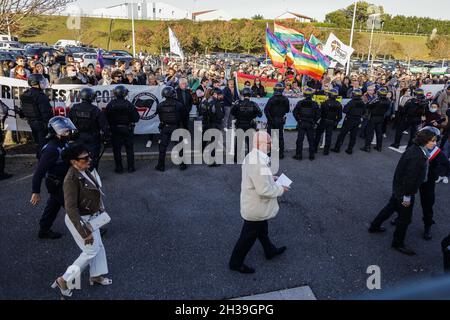 Gli oppositori protestano a margine dell'incontro di Eric Zemmour per promuovere il suo ultimo libro la France n'a dit son dernier mot (la Francia non ha detto la sua ultima parola) a Biarritz, 27 ottobre 2021.sul posto erano presenti più associazioni e gruppi politici, Come il partito di sinistra pro-indipendenza EH Bai, IL LABORATORIO sindacale, o il Basco, un'associazione basca che difende i diritti del popolo LGBT. Sui cartelli, formule come 'alde hemendik' (uscire, in basco), o 'domare su di voi' erano visibili tra arcobaleno o bandiere antifasciste. Foto di Thibaud Moritz/ ABACAPRESS.COM Foto Stock