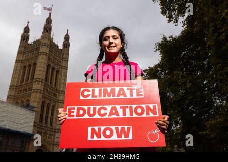 SOLO PER USO EDITORIALE Scarlett Westbrook, 17, Campaigns Manager di Teach the Future Calling for Climate Education Now for Young, on College Green, Westminster, Londra, il giorno in cui il parlamento britannico terrà il suo primo dibattito sull'educazione climatica in vista del Summit sul clima delle Nazioni Unite COP26. Data foto: Mercoledì 27 ottobre 2021. Foto Stock