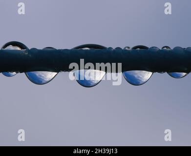 gocce d'acqua su una linea di lavaggio Foto Stock