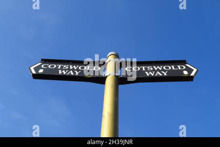 Il cartello Cotswold Way indica la direzione del percorso che va dalla città di Chipping Campden, Gloucestershire, a Bath, a una distanza di 102 miglia Foto Stock