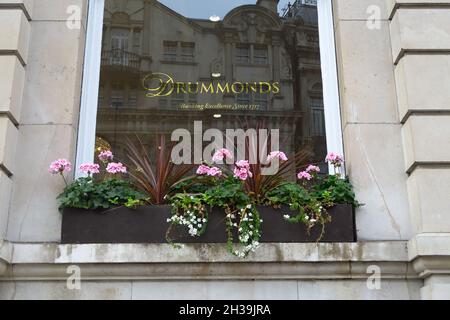 Drummonds Bank, 49 Charing Cross, Londra. La banca faceva parte della Royal Bank of Scotland plc che da allora si è ribattezzata NatWest. Foto Stock