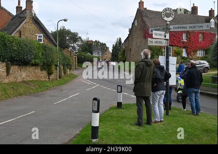 L'AJ Bell Womens Tour, una gara ciclistica annuale passa attraverso il nord Oxfordshire villaggio di Hook Norton. Fase 1 della gara 2021 - Bicester a Banb Foto Stock