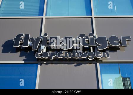 Cartello Flying Tiger Copenhagen Shop sul muro dell'edificio, Lappeenranta Finlandia Foto Stock