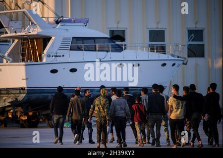 Roccella Jonica, Italia. 19 Ott 2021. I migranti visti al porto di Roccella Jonica.quasi 299 migranti irregolari, principalmente egiziani e sudanesi, arrivarono nel porto di Roccella Jonica (Calabria) dopo essere stati salvati dalla sezione navale della Guardia Finanza Italiana (Guardia di Finanza) a 30 miglia dalla costa. (Foto di Valeria Ferraro/SOPA Images/Sipa USA) Credit: Sipa USA/Alamy Live News Foto Stock