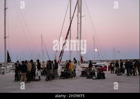 Roccella Jonica, Italia. 19 Ott 2021. I migranti erano in attesa di delocalizzazioni nel porto di Roccella Jonica.quasi 299 migranti irregolari, principalmente egiziani e sudanesi, arrivarono nel porto di Roccella Jonica (Calabria) dopo essere stati salvati dalla sezione navale della Guardia Finanza Italiana (Guardia di Finanza) a 30 miglia dalla costa. (Foto di Valeria Ferraro/SOPA Images/Sipa USA) Credit: Sipa USA/Alamy Live News Foto Stock