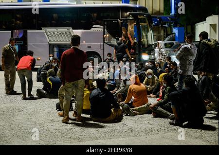 Roccella Jonica, Italia. 19 Ott 2021. I migranti visti al porto di Roccella Jonica.quasi 299 migranti irregolari, principalmente egiziani e sudanesi, arrivarono nel porto di Roccella Jonica (Calabria) dopo essere stati salvati dalla sezione navale della Guardia Finanza Italiana (Guardia di Finanza) a 30 miglia dalla costa. (Foto di Valeria Ferraro/SOPA Images/Sipa USA) Credit: Sipa USA/Alamy Live News Foto Stock