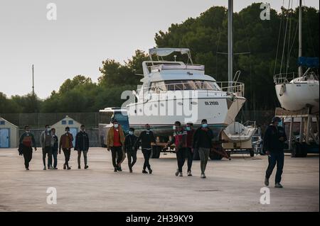 Roccella Jonica, Italia. 19 Ott 2021. I migranti arrivano al porto di Roccella Jonica.quasi 299 migranti irregolari, principalmente egiziani e sudanesi, sono arrivati nel porto di Roccella Jonica (Calabria) dopo essere stati salvati dalla sezione navale della Guardia Finanza Italiana (Guardia di Finanza) a 30 miglia dalla costa. (Foto di Valeria Ferraro/SOPA Images/Sipa USA) Credit: Sipa USA/Alamy Live News Foto Stock