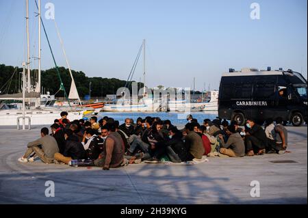 Roccella Jonica, Italia. 19 Ott 2021. I migranti visti al porto di Roccella Jonica.quasi 299 migranti irregolari, principalmente egiziani e sudanesi, arrivarono nel porto di Roccella Jonica (Calabria) dopo essere stati salvati dalla sezione navale della Guardia Finanza Italiana (Guardia di Finanza) a 30 miglia dalla costa. (Foto di Valeria Ferraro/SOPA Images/Sipa USA) Credit: Sipa USA/Alamy Live News Foto Stock