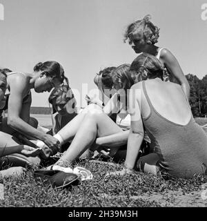 Il BDM Mädel bei einer Erste Hilfe Übung im Freizeitlager der Deutschen Arbeitsfront in Altenhof am Werbellinsee nel Brandeburgo, 1930er Jahre. Le ragazze del BDM gioventù nazista orangization facendo un primo esercizio di aiuto presso il campeggio libero della Deutsche Arbeitsfront a Altenhof, Brandeburgo, 1930s. Foto Stock