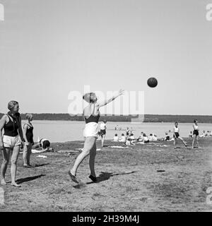 Mädchen beim Ballspiel Freizeitlager im der Deutschen Arbeitsfront in Altenhof am Werbellinsee nel Brandeburgo, 1930er Jahre. Le ragazze a giocare con una palla a piacere il camp di Deutsche Arbeitsfront in Altenhof, Brandeburgo, 1930s. Foto Stock