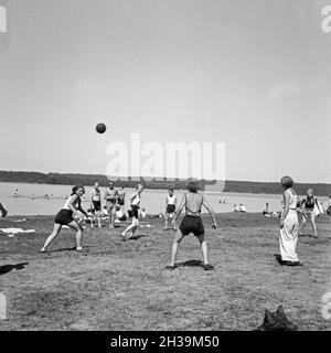 Mädchen beim Ballspiel Freizeitlager im der Deutschen Arbeitsfront in Altenhof am Werbellinsee nel Brandeburgo, 1930er Jahre. Le ragazze a giocare con una palla a piacere il camp di Deutsche Arbeitsfront in Altenhof, Brandeburgo, 1930s. Foto Stock