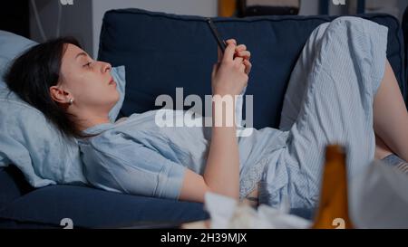 Donna infelice, depressa, frustrato, psicotica da sola avvisando per le fatture bancarie non pagate ricevute sullo smartphone. Deluso, infastidito, donna disperata lettura virtuale sfratto avviso Foto Stock