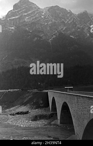 Brücke an der Deutschen Alpenstraße in den Bayerischen Alpen, Deutschland 1930er Jahre. Ponte a Deutsche Alpenstrasse strada di montagna in Baviera, Germania 1930s. Foto Stock