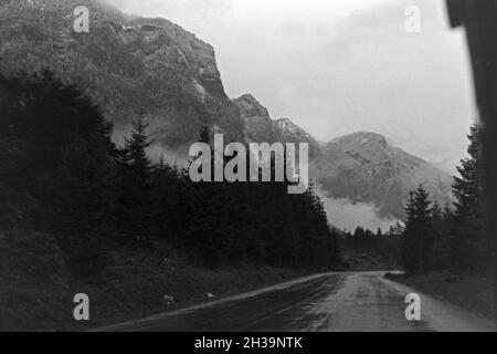 An der Deutschen Alpenstraße in den Bayerischen Alpen, Deutschland 1930er Jahre. Presso la Deutsche Alpenstrasse strada di montagna in Baviera, Germania 1930s. Foto Stock