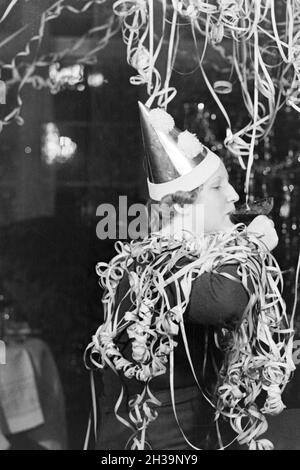 Eine Frau bei einer Silversterfeier, Deutschland 1930er Jahre. Una donna in occasione di una festa di Capodanno, in Germania anni trenta. Foto Stock