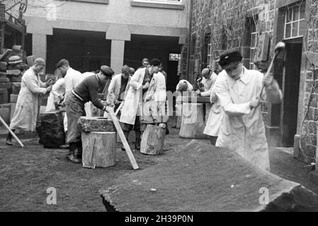 Auszubildende einer Steinmetzschule bei einer Übung, Deutsches Reich 1937. I partecipanti di un cesellatore scuola ad un tutorial, Germania 1937. Foto Stock