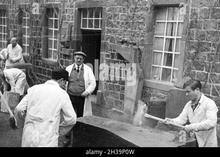 Auszubildende einer Steinmetzschule bei einer Übung, Deutsches Reich 1937. I partecipanti di un cesellatore scuola ad un tutorial, Germania 1937. Foto Stock
