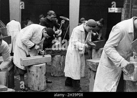 Auszubildende einer Steinmetzschule bei einer Übung, Deutsches Reich 1937. I partecipanti di un cesellatore scuola ad un tutorial, Germania 1937. Foto Stock