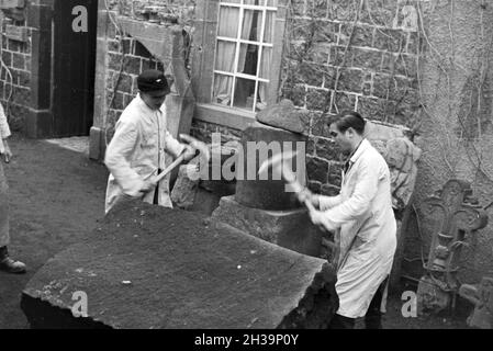 Auszubildende einer Steinmetzschule bei einer Übung, Deutsches Reich 1937. I partecipanti di un cesellatore scuola ad un tutorial, Germania 1937. Foto Stock