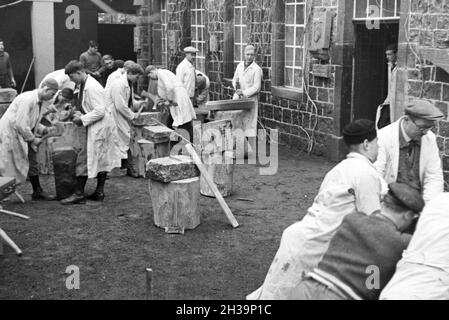 Auszubildende einer Steinmetzschule bei einer Übung, Deutsches Reich 1937. I partecipanti di un cesellatore scuola ad un tutorial, Germania 1937. Foto Stock