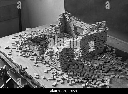 Forschung zu Ursachen von Erdbeben im Erdbebeninstitut a Potsdam, Deutschland 1930 Jahre. Ricerca per le ragioni dei terremoti presso l'istituto del terremoto a Potsdam, Germania 1930. Foto Stock