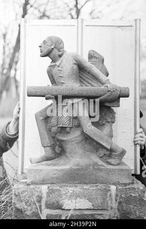 Skulptur einer Steinmetzschule a Mayen, Deutsches Reich 1937. La scultura di un cesellatore school di Mayen Germania 1937. Foto Stock
