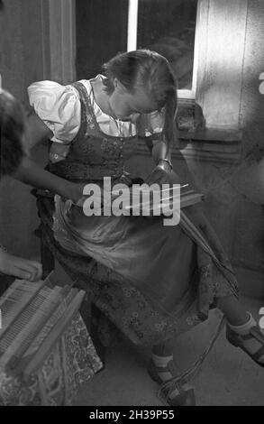 Mitglieder der NS-Frauenschaft zu Gast auf einem Bauernhof, Deutschland 1930 Jahre. Alcuni membri dell'organizzazione femminile nazista che visitano una fattoria, la Germania anni trenta. Foto Stock