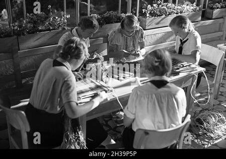 Mitglieder der NS-Frauenschaft zu Gast auf einem Bauernhof, Deutschland 1930 Jahre. Alcuni membri dell'organizzazione femminile nazista che visitano una fattoria, la Germania anni trenta. Foto Stock