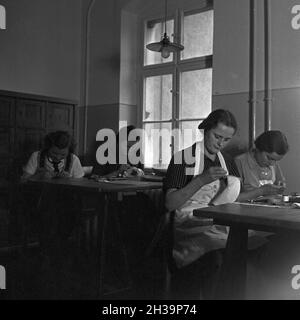 Jugendliche beweisen ihr thetisches, praktisches und weltanschauliches können im Reichsberufswettkampf, Deutschland 1930 Jahre. Giovani che dimostrano la loro conoscenza teorica, pratica e ideologica al concorso Reichsberufswettkampf, in Germania, anni trenta. Foto Stock