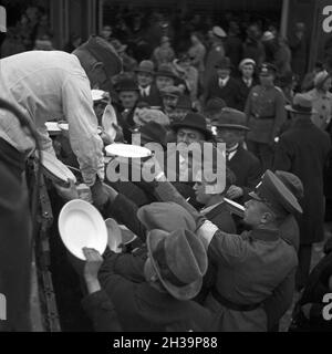 Rekruten der Wehrmacht zeigen bei einem Tag der offenen Tür in einer Kaserne ihr erlerntes können, Deutschland 1930er Jahre. Le reclute dell'esercito tedesco Wehrmacht mostrano le loro abilità in un giorno pubblico alle loro caserme, la Germania anni trenta. Foto Stock