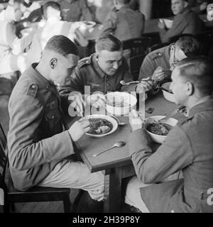 Rekruten der Wehrmacht zeigen bei einem Tag der offenen Tür in einer Kaserne ihr erlerntes können, Deutschland 1930er Jahre. Le reclute dell'esercito tedesco Wehrmacht mostrano le loro abilità in un giorno pubblico alle loro caserme, la Germania anni trenta. Foto Stock