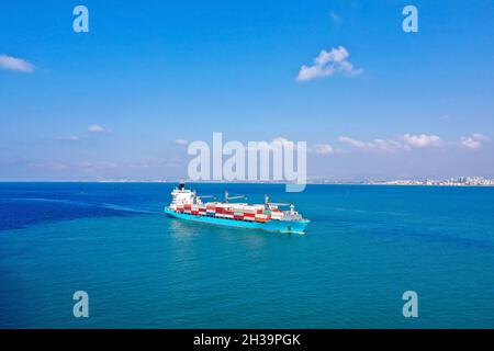 Nave container in mare che si avvicina a un porto commerciale. Foto Stock