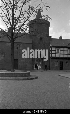 Spaziergang urch Cottbus, hier die alte Stadtbefestigung, Deutschland 1930er Jahre. Facendo una passeggiata attraverso la città di Cottbus, Germania anni trenta. Foto Stock