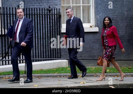 (Da sinistra a destra) Capo dell’anca Mark Spencer, Cancelliere del Ducato di Lancaster Michael Gove e Procuratore Generale Suella Braverman che arriva a Downing Street, Londra, per partecipare ad una riunione del Gabinetto in vista del Cancelliere Rishi Sunak che consegna il suo bilancio alla Camera dei Comuni. Data foto: Mercoledì 27 ottobre 2021. Foto Stock