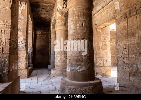 Rovina del tempio di Karnak, antichi murales egiziani e scritti sulle pareti di pietra Luxor, Egitto Foto Stock