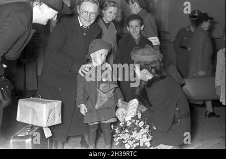 Kinder kommen aus der Kinderlandverschickung nach dem Sudetengau wieder am Anhalter Bahnhof a Berlin An, Deutschland 1940er Jahre. I bambini evacuati ritornano a Berlino dopo il loro soggiorno al Sudetengau, Germania 1940. Foto Stock