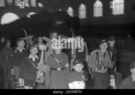 Kinder kommen aus der Kinderlandverschickung nach dem Sudetengau wieder am Anhalter Bahnhof a Berlin An, Deutschland 1940er Jahre. I bambini evacuati ritornano a Berlino dopo il loro soggiorno al Sudetengau, Germania 1940. Foto Stock