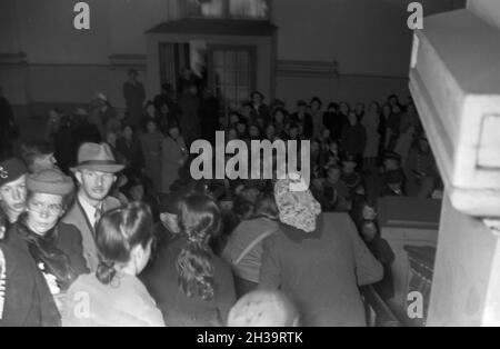 Kinder kommen aus der Kinderlandverschickung nach dem Sudetengau wieder am Anhalter Bahnhof a Berlin An, Deutschland 1940er Jahre. I bambini evacuati ritornano a Berlino dopo il loro soggiorno al Sudetengau, Germania 1940. Foto Stock